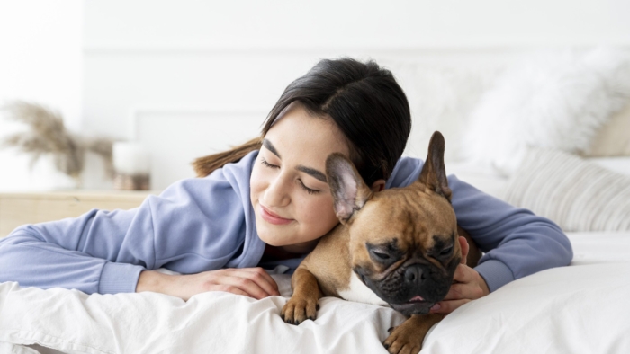 medium-shot-girl-dog-bed